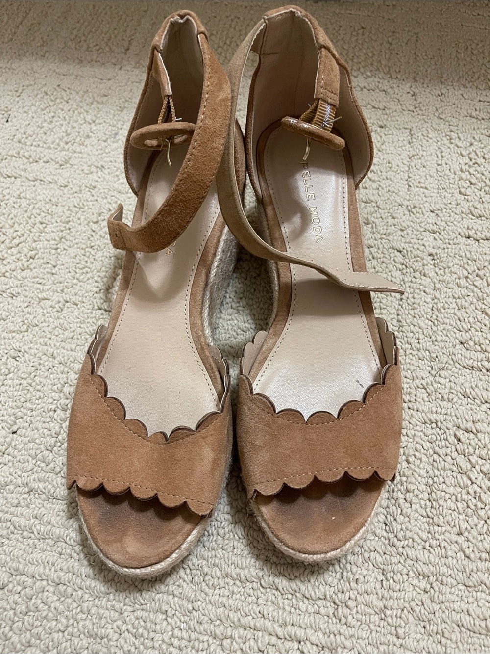 Pelle Moda wedges size 7 GUC
(discoloration on sides, see pictures)